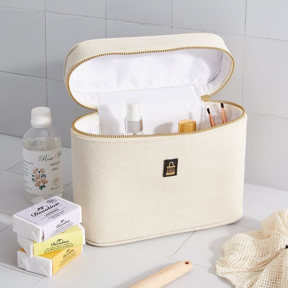 luxuriöser kleiner Kosmetikkoffer aus natürlichem Stoff luxuriöser kleiner Kosmetikkoffer aus natürlichem Stoff