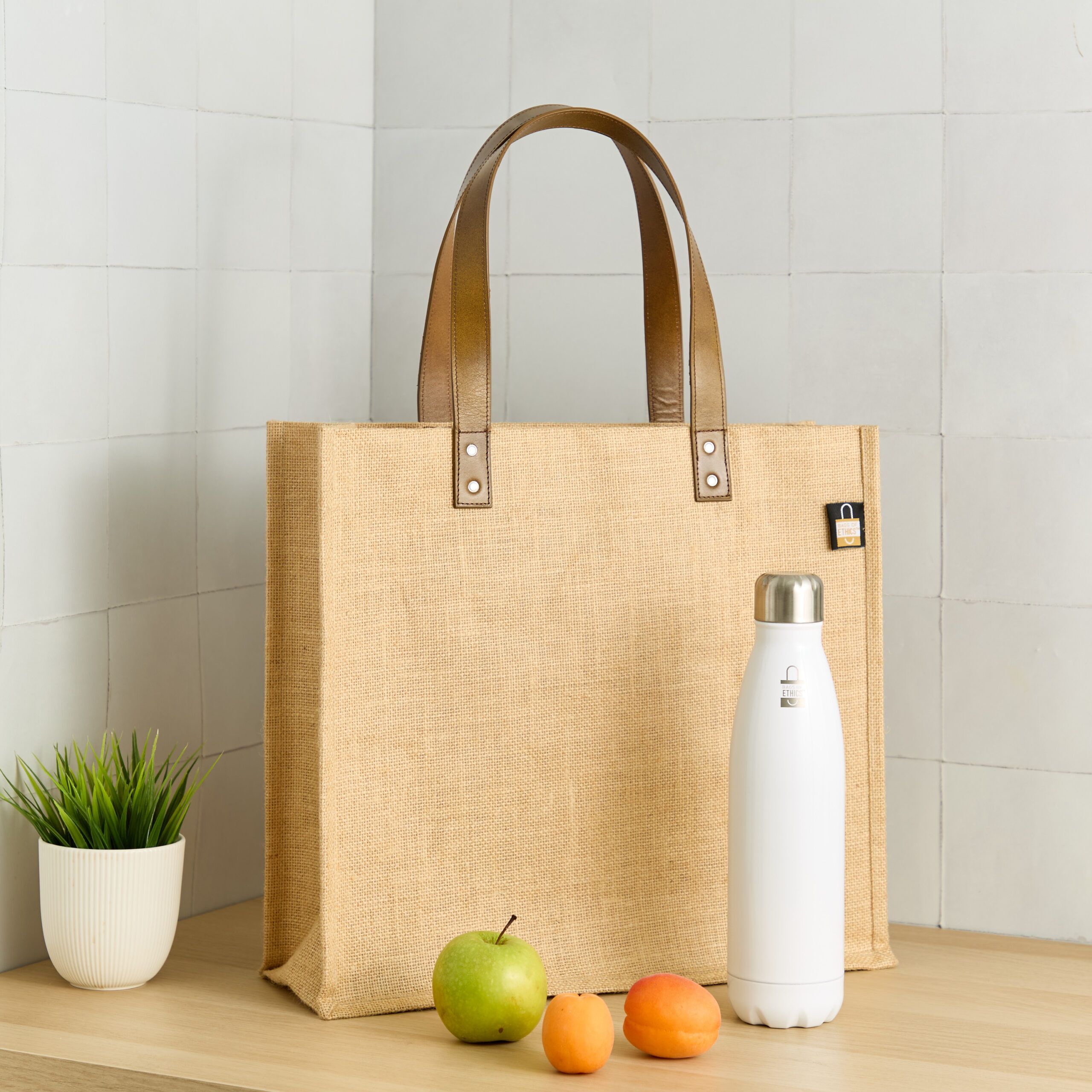 Jute-Tragetasche mit Flaschenhaltern 1 Jute Tragetasche mit Flaschenhaltern 1 scaled
