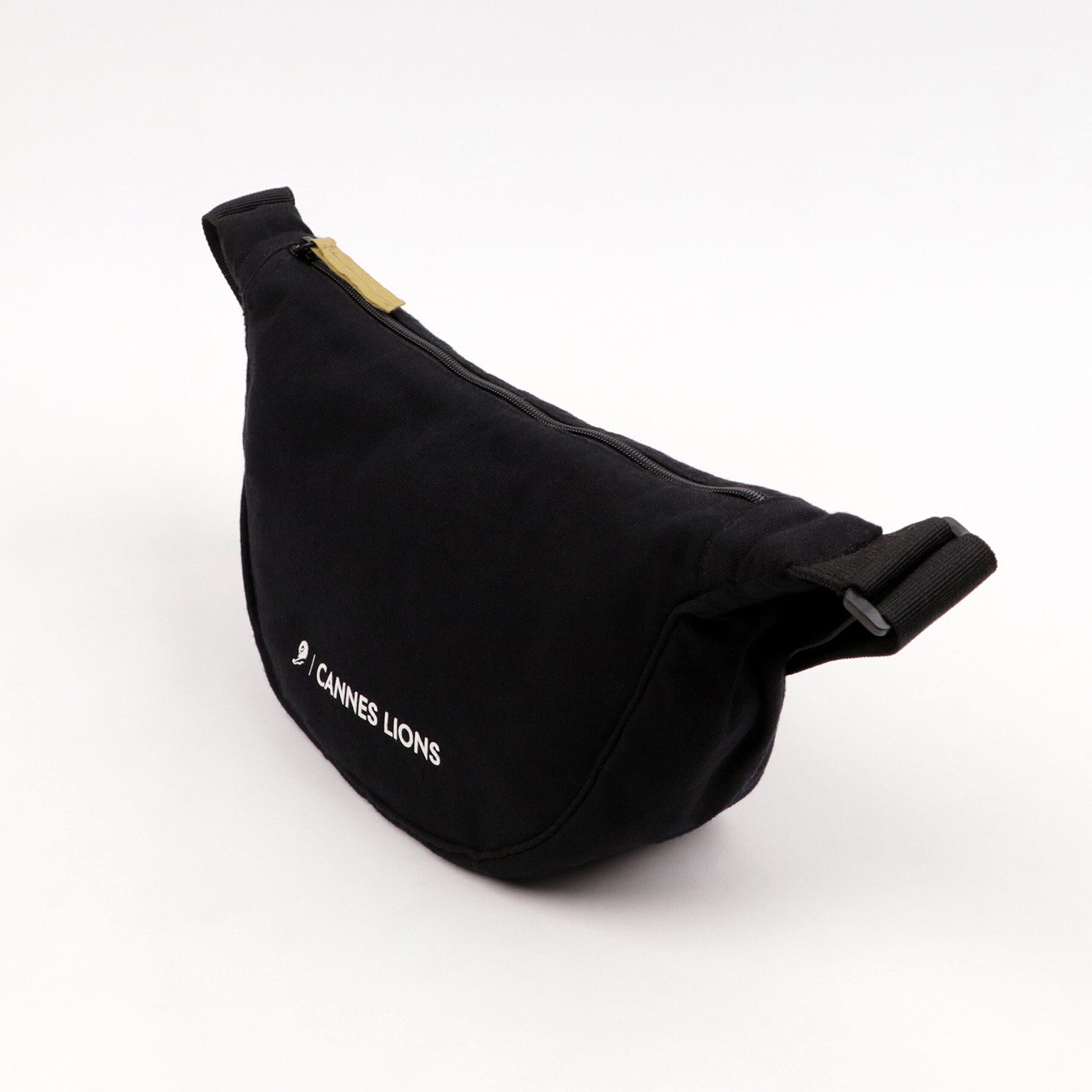 Personalisierbare Halbmondtaschen aus Recyceltem Nylon1 Personalisierbare Halbmondtaschen aus Recyceltem Nylon1 scaled