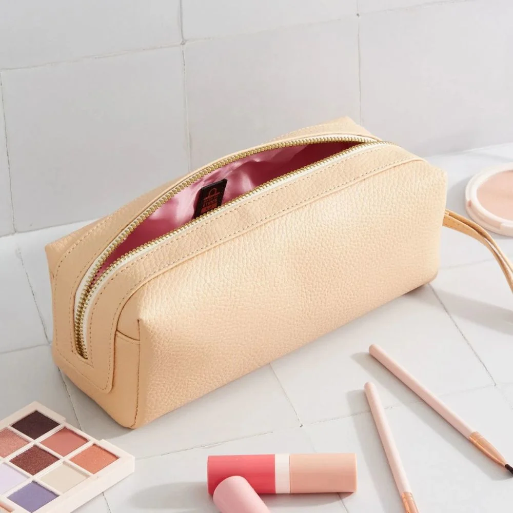 beige-vegan-leather-rectangular-pouch-bag beigefarbene-vegane-Leder-Tasche-im-Rechteckformat
