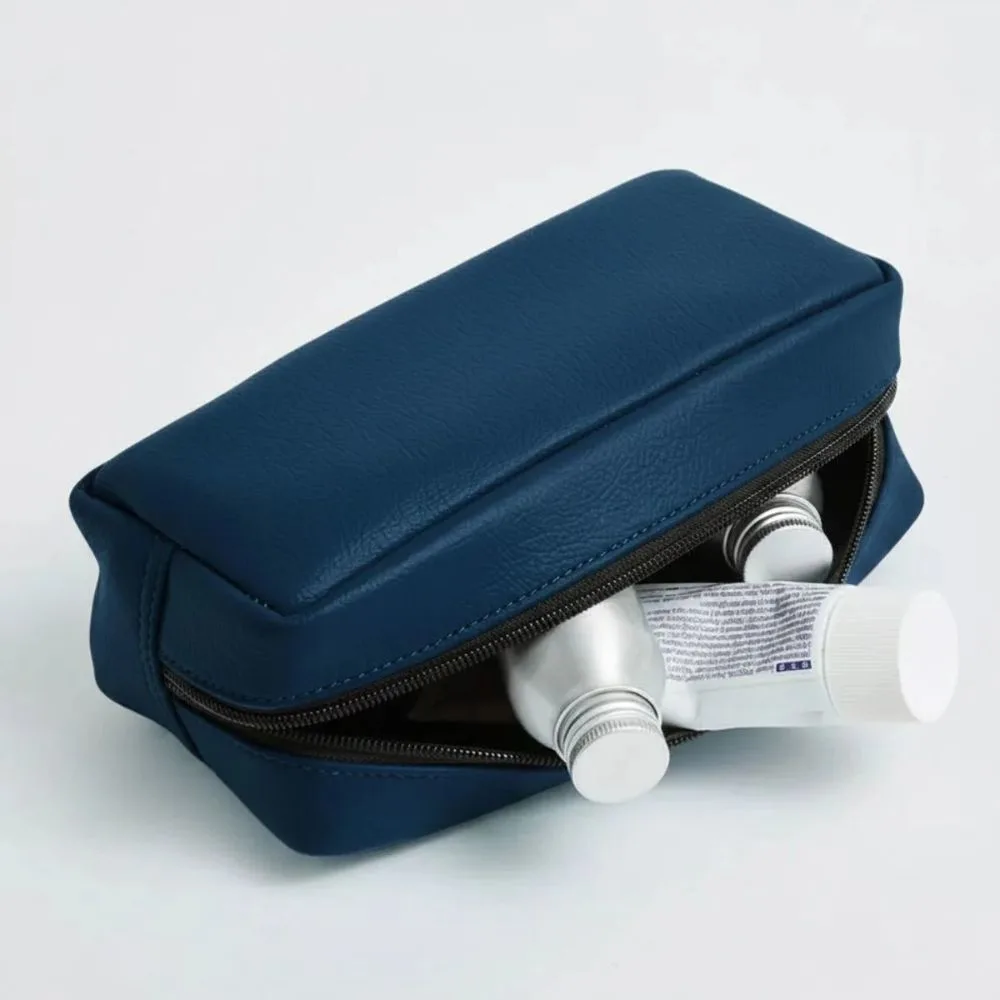 navy-blue-vegan-leather-rectangular-pouch-bag marineblaue-Tasche-aus-veganem-Leder-in-rechteckiger-Form