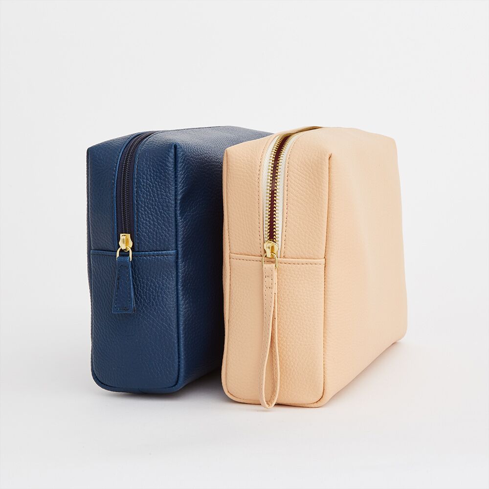 Personalisierte große Waschtasche aus veganem Leder Personalisierte große Waschtasche aus veganem Leder
